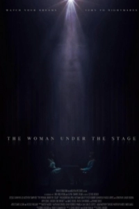 Женщина под сценой